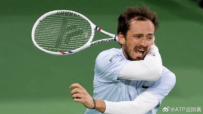 关于法国网球队险胜德国网球队,梅德韦杰夫制霸全场的信息 关于法国网球队险胜德国网球队,梅德韦杰夫制霸全场的信息